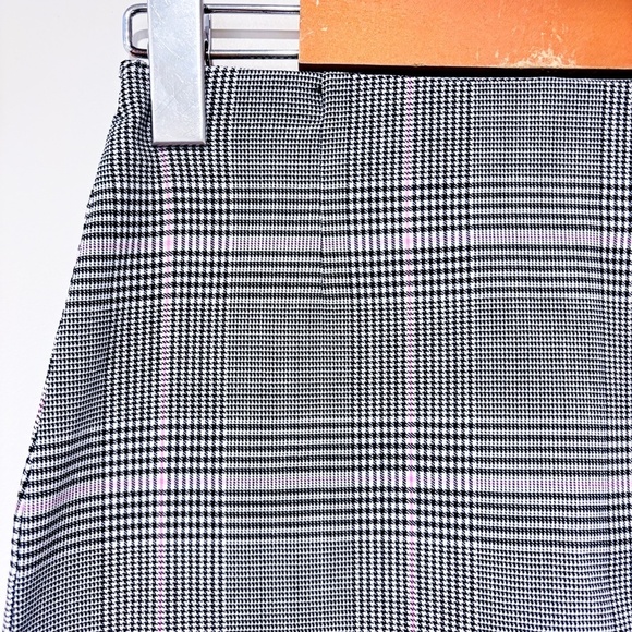 DYNAMITE Black and pink plaid fitted skirt - Picture 2 of 7